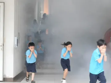 Hơn 900 học sinh tiểu học thực hành kỹ năng thoát nạn khi có cháy