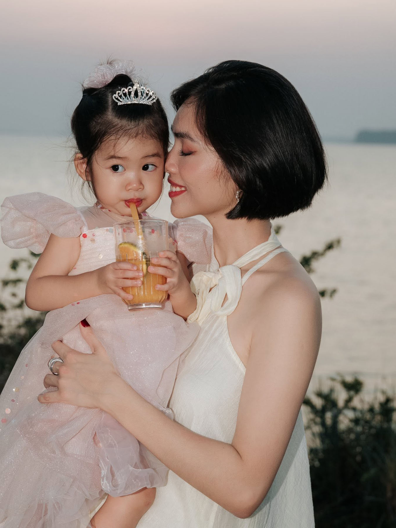 Á hậu tổ chức sinh nhật cho bé Ayla bên hồ Trị An tại quê nhà Đồng Nai hồi tháng 4. Ảnh: NVCC