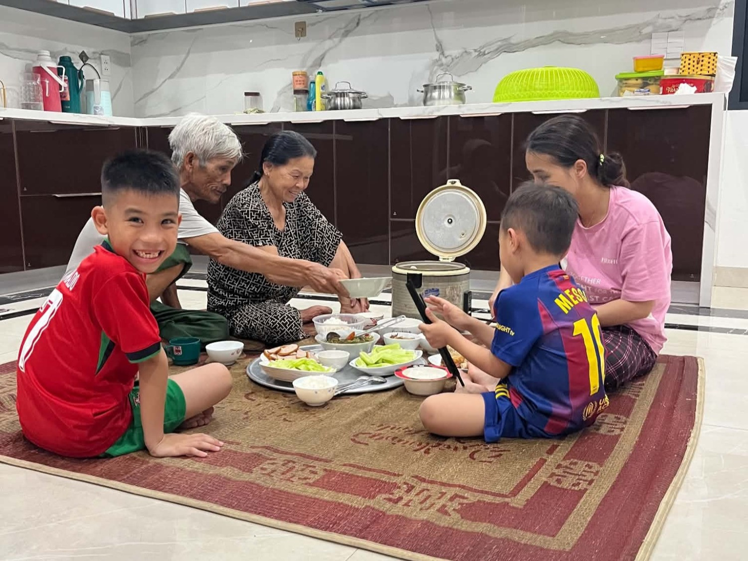 Khoảnh khắc gia đình sum vầy mỗi tối khiến anh Đức thêm tự tin khi chọn làm ở phố, sống ở ngoại ô