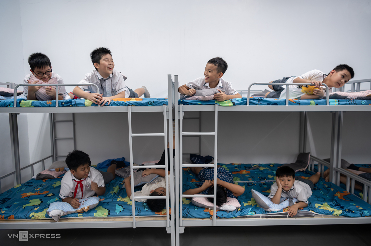 Trường công ở Hà Nội có giường tầng, phòng ngủ trưa cho học sinh - 17