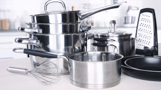 Việc bảo trì nồi inox sẽ giúp kéo dài tuổi thọ và cải thiện chất lượng các món ăn, có nghĩa là các món ăn sẽ ngon hơn và việc lau chùi cũng dễ dàng hơn.