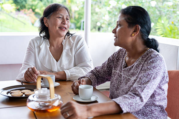 Biết chọn lọc không gian lui tới và khéo léo từ chối những buổi tụ tập vô bổ giúp tuổi già luôn an yên, tự tại. Ảnh minh họa: iStock
