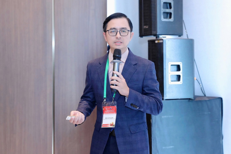 Bác sĩ Lê Hoàng Bảo báo cáo tại hội nghị. Ảnh: BSCC.