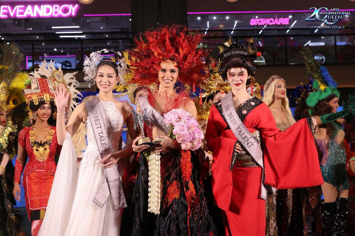 Hôm 13/9, Minh Anh (trái) giành vị trí thứ ba phần thi tài năng, xếp sau thí sinh của Mỹ (giữa) và Nhật Bản. Ở chặng đầu, chuyên trang Crown Chronicles, Parade of Beauty, Angel Channel dự đoán Minh Anh có khả năng đoạt vương miện khi đứng trong top 5 nổi bật.