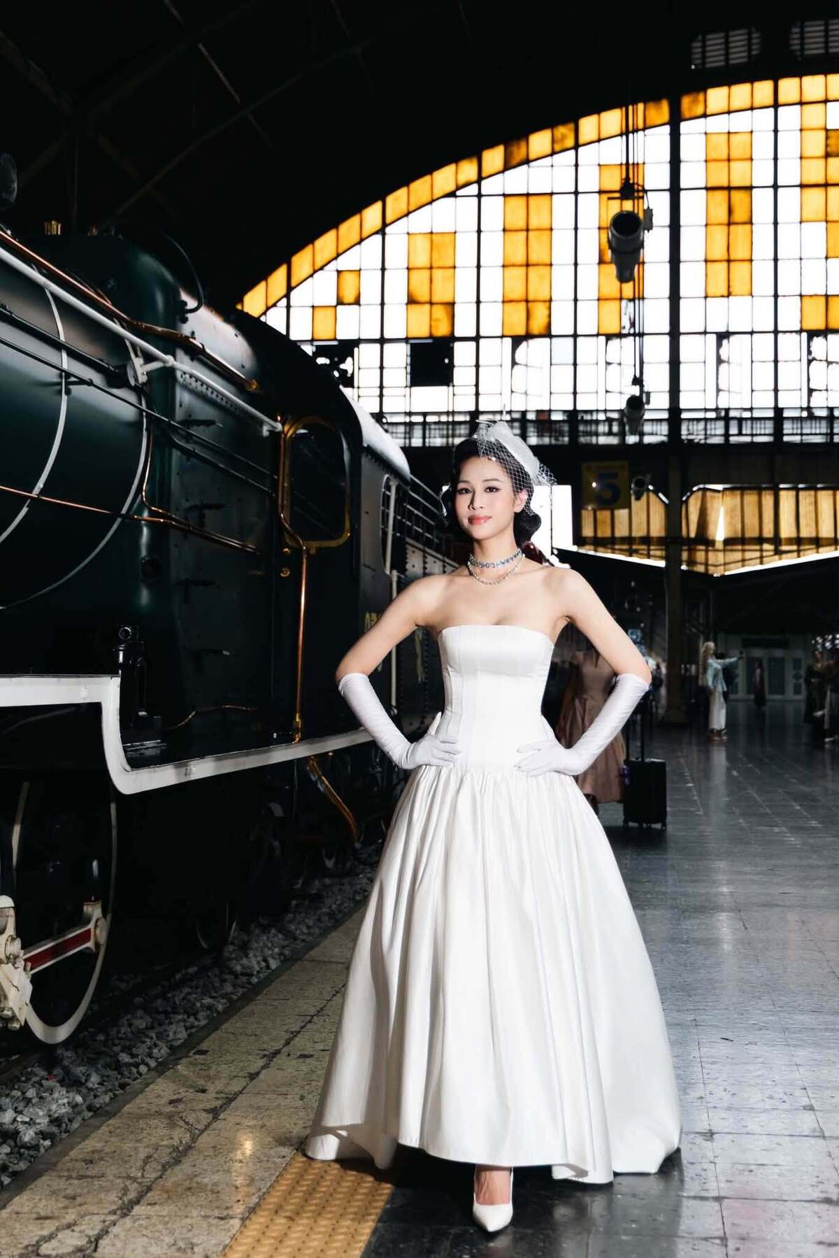 Minh Anh thể hiện trang phục phong cách cổ điển tại một sự kiện thời trang.
