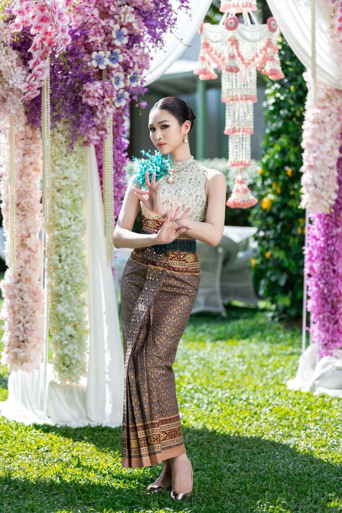 Người mẫu cho biết thoải mái tâm lý khi nhập cuộc. Trước khi lên đường tới Thái Lan, cô nhận được sự ủng hộ của bạn bè, đồng nghiệp, các nhà thiết kế.