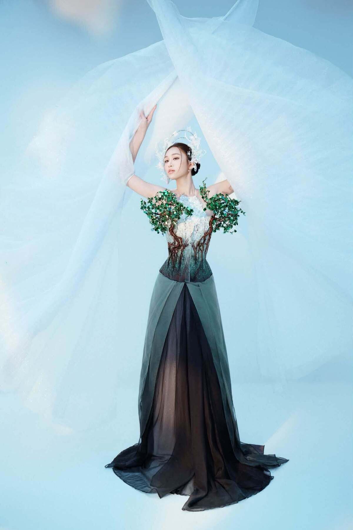 Trang phục văn hóa dân tộc Lâm mộng lấy cảm hứng từ hình ảnh mùa bướm tại vườn quốc gia Cúc Phương của Minh Anh. Bước vào phần thi hôm 13/9, cô nói tự hào khi giới thiệu đến bạn bè quốc tế một trong những điểm đến nổi tiếng của quê hương.