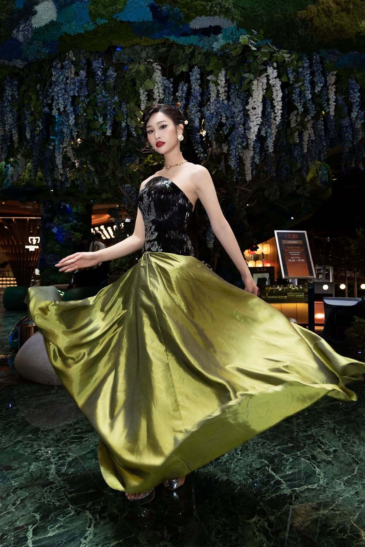Cô hô tên tại sự kiện nhận sash (dải băng đeo dành cho thí sinh) hôm 7/9. Với kinh nghiệm làm người mẫu chuyên nghiệp trong nước, Minh Anh có phần catwalk tự tin.