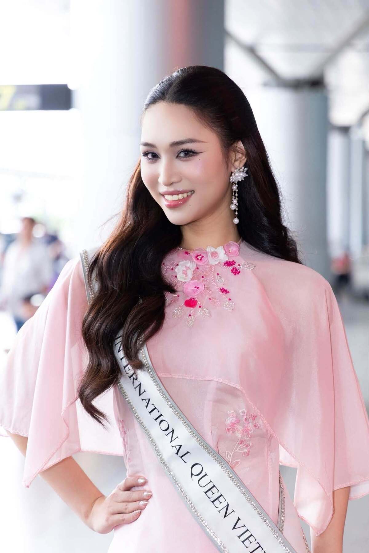 Người mẫu tên đầy đủ Nguyễn Cao Minh Anh, 24 tuổi, quê Hà Nội, cao 1,8 m, số đo ba vòng lần lượt là 86-64-94 cm. Minh Anh tốt nghiệp ngành thú y tại Học viện Nông nghiệp Việt Nam trước khi theo đuổi showbiz.