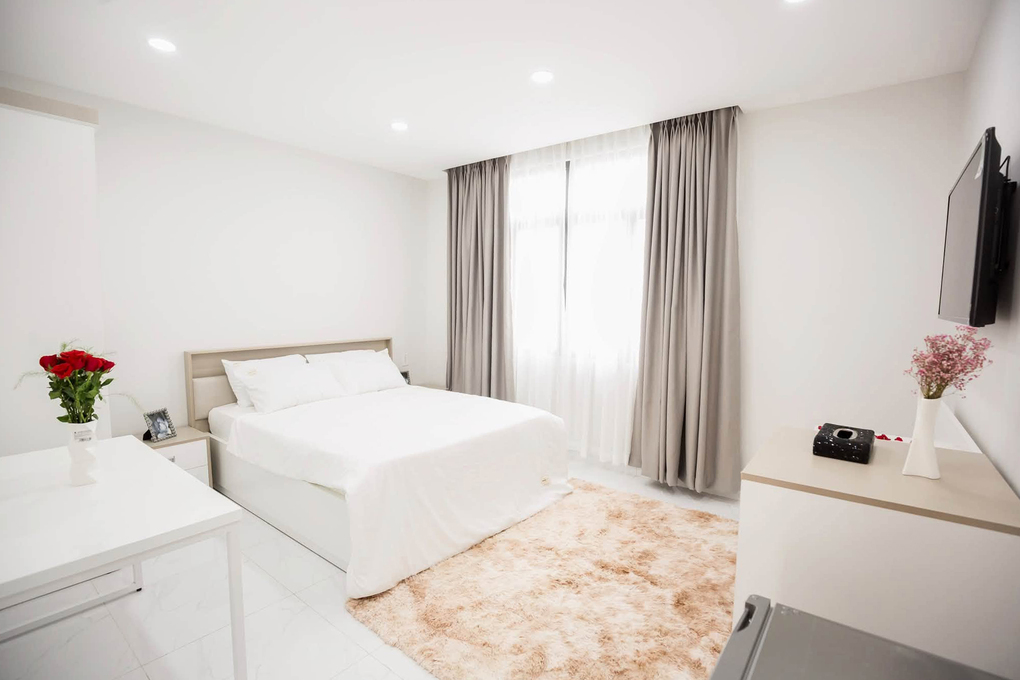 Ngoài tòa nhà này, Khánh My còn có căn penthouse 300 m2 ở khu Phú Mỹ Hưng cùng một số bất động sản khác. Cô cho biết sinh ra trong gia đình có truyền thống kinh doanh nên sớm biết tính toán, làm ăn và tích lũy dần tài sản. Những năm qua, tiền cho thuê nhà và các giao dịch nhà đất giúp cô sống sung túc dù ít hoạt động trong làng giải trí. Với cô, nghệ thuật là đam mê chứ không phải nguồn thu chính.