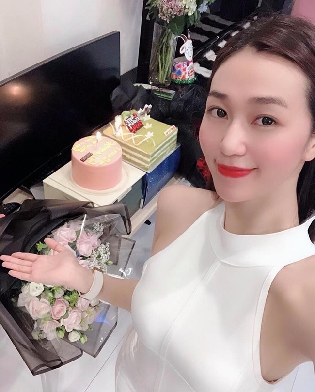 Căn hộ nằm tại khu Phú Mỹ Hưng, Quận 7, TP.HCM. Hình ảnh một góc phòng khách đầy đủ tiện nghi sang trọng của nữ diễn viên.