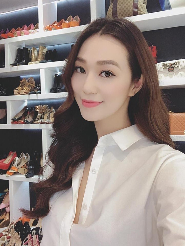 Giày dép cũng là món phụ kiện được mỹ nhân sinh năm 1991 chăm chút đầu tư.