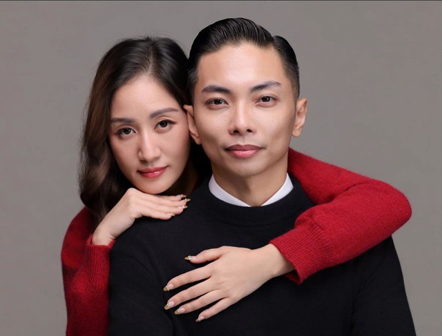 Khánh Thi mới đây đã chia sẻ bộ ảnh mới nhất của 2 vợ chồng với dòng chữ Thường thì khác nhau sẽ hút nhau. Qua hình ảnh khán giả nhận ra dù khoảng cách 11 tuổi nhưng cả 2 vẫn rất đẹp đôi. Phan Hiển không ngừng bày tỏ tình cảm yêu thương đến Khánh Thi, còn Khánh Thi dịu dàng nhận ánh mắt trìu mến từ chồng.