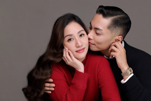 Theo chia sẻ của cả Khánh Thi lẫn Phan Hiển, họ bắt đầu gắn bó trong dancesport trước khi tình cảm phát triển thành mối quan hệ yêu đương. Năm 2009, Khánh Thi và Phan Hiển trở thành bạn nhảy. Cũng trong năm này, cả hai giành hai huy chương vàng tại giải Vô địch Dancesport châu Á, đánh dấu một giai đoạn quan trọng trong sự nghiệp của Phan Hiển.