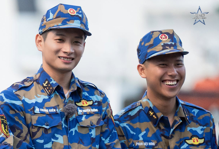 Đại uý Vũ Trung Kiên (bên trái) trong chương trình Sao Nhập Ngũ 2026.