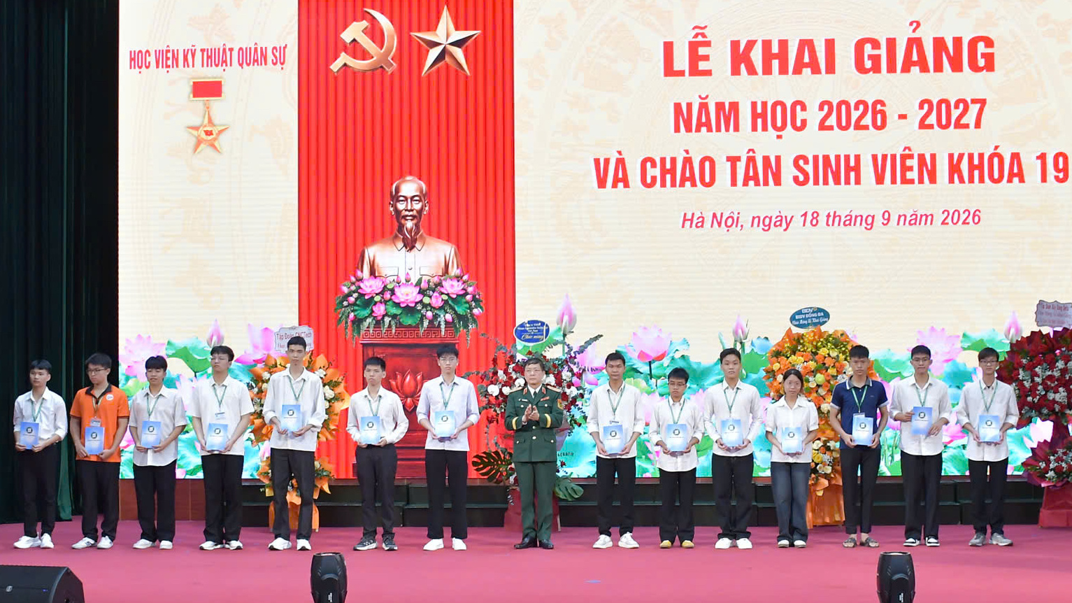 Triết (thứ 6 từ trái sang) nhận phần thưởng từ lãnh đạo Học viện Kỹ thuật quân sự nhờ thành tích đầu vào cao. Ảnh: MTA