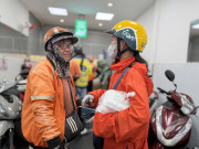 Tin tức - Nữ tài xế giao đồ ăn và những nhọc nhằn sau mỗi cuốc xe