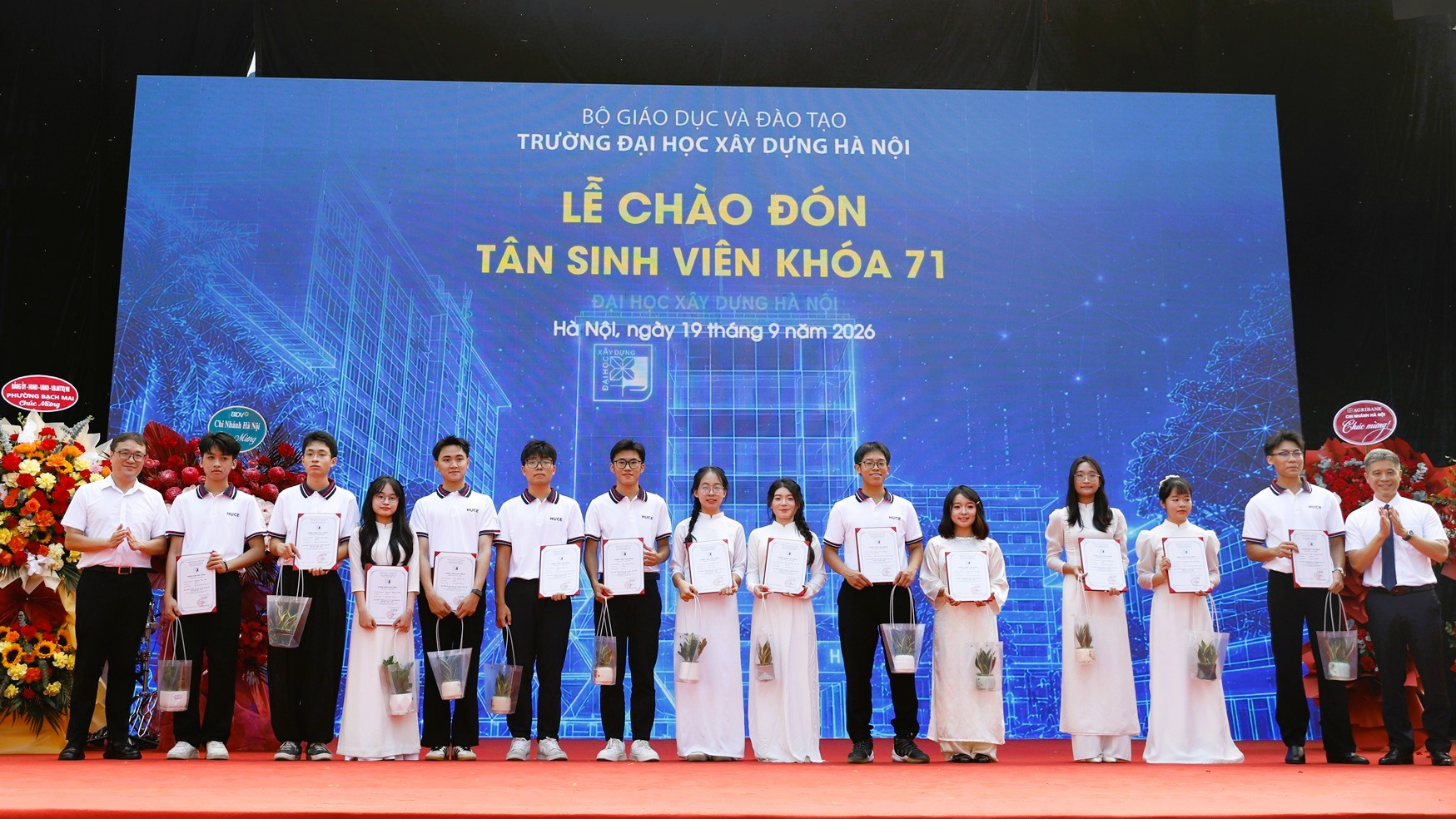 PGS.TS Hoàng Tùng, Hiệu trưởng Trường ĐH Xây dựng Hà Nội (bìa phải) và PGS.TS Phạm Thanh Tùng, Phó hiệu trưởng nhà trường (bìa trái) trao học bổng cho các tân sinh viên có thành tích xuất sắc.