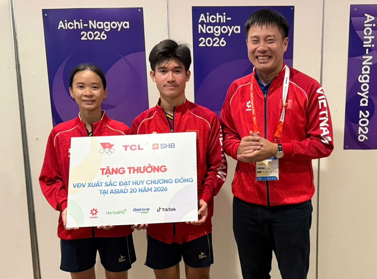 Minh Tân và Gia Nghi nhận thưởng nóng hơn 100 triệu đồng (Ảnh: Bùi Lượng)