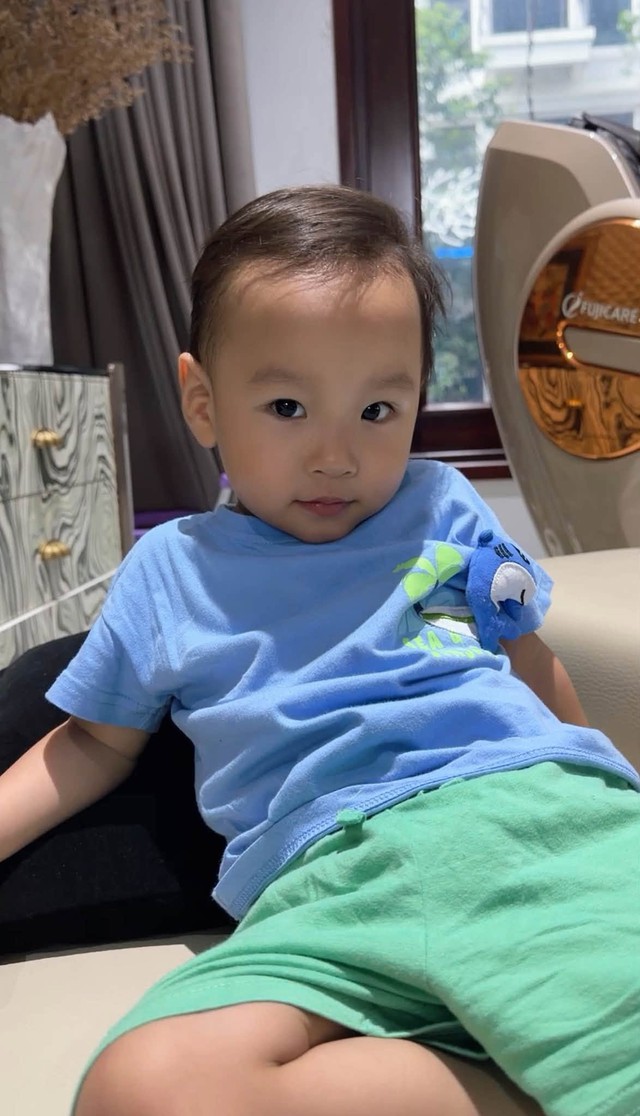 Trên trang cá nhân, Phương Oanh hài hước chia sẻ rằng chỉ cần vuốt tóc, chỉnh trang một chút là trông cậu bé đã bảnh bao hẳn lên. Qua hình ảnh của Jimmy, khán giả bất ngờ trước vẻ ngoài chững chạc giống ông cụ non của cậu bé.