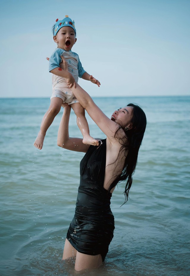 Một trong những dấu mốc đáng nhớ của Jimmy là khi cậu bé cùng em gái đón sinh nhật 2 tuổi. Jimmy và Jenny nay đã bước sang một giai đoạn mới, bắt đầu có nhiều biểu cảm, sở thích và cách thể hiện bản thân rõ ràng hơn.