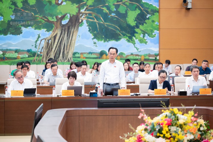 Bộ trưởng Bộ GDamp;ĐT Hoàng Minh Sơn giải trình. Ảnh: Media Quốc hội