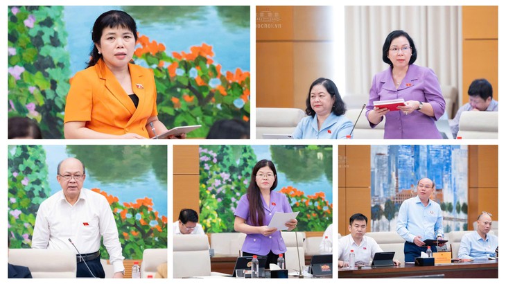 Các đại biểu đặt câu hỏi đối với Bộ trưởng Bộ GDamp;ĐT tại Phiên giải trình. Ảnh: Media Quốc hội