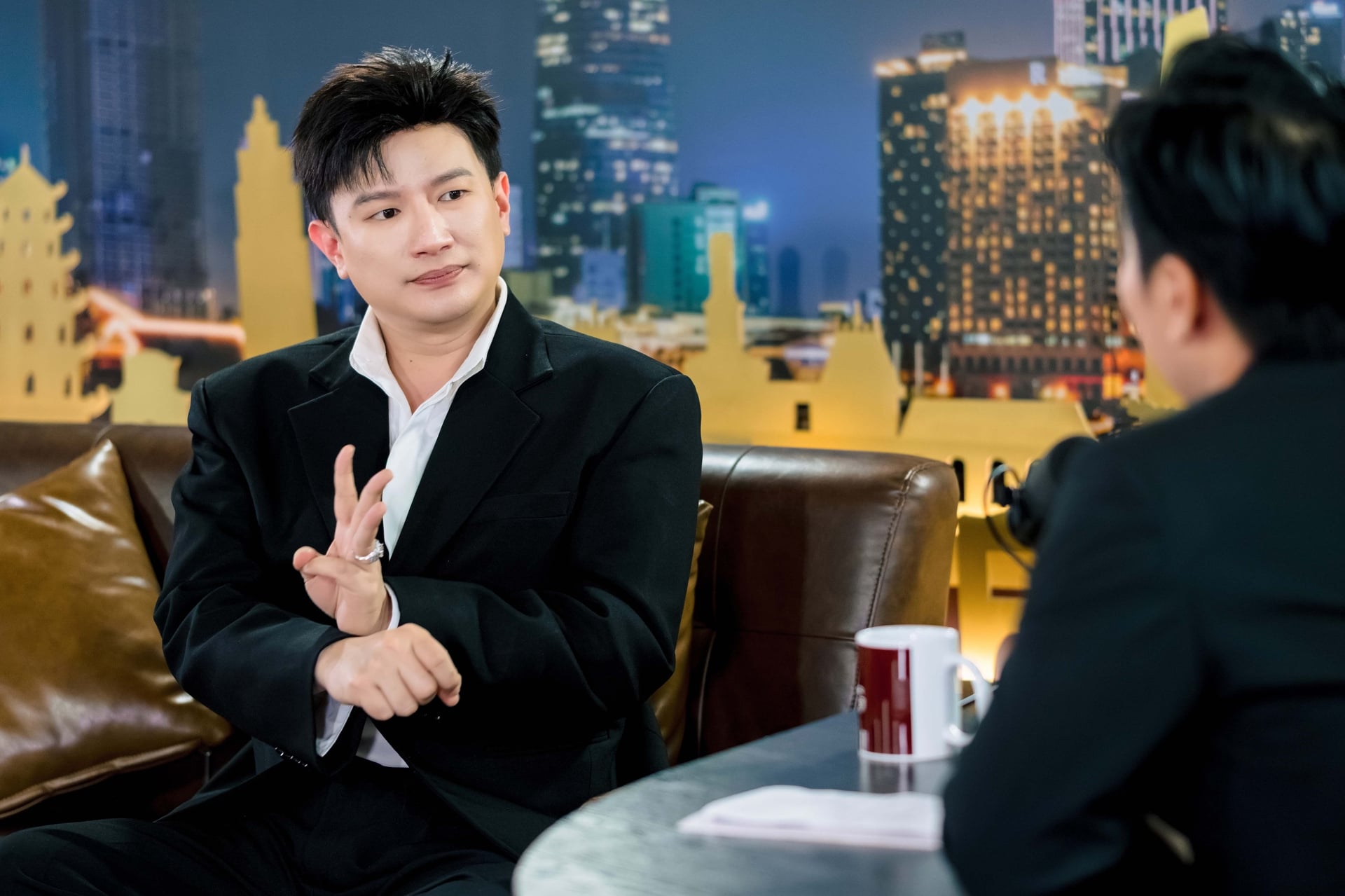 Dược Sĩ Tiến tiết lộ điều đáng tiếc khi đánh mất hai mối quan hệ lớn, đó là với Hoa hậu chuyển giới Hương Giang và siêu mẫu Hoàng Thùy. (Ảnh: NVCC)