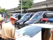 Clip Eva - CSGT ghi hình, xử lý nghiêm lái xe limousine đón, trả khách sai quy định