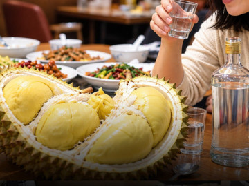 Người phụ nữ suy gan nặng sau khi ăn sầu riêng rồi uống rượu