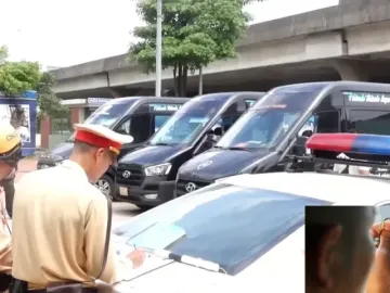 CSGT ghi hình, xử lý nghiêm lái xe limousine đón, trả khách sai quy định
