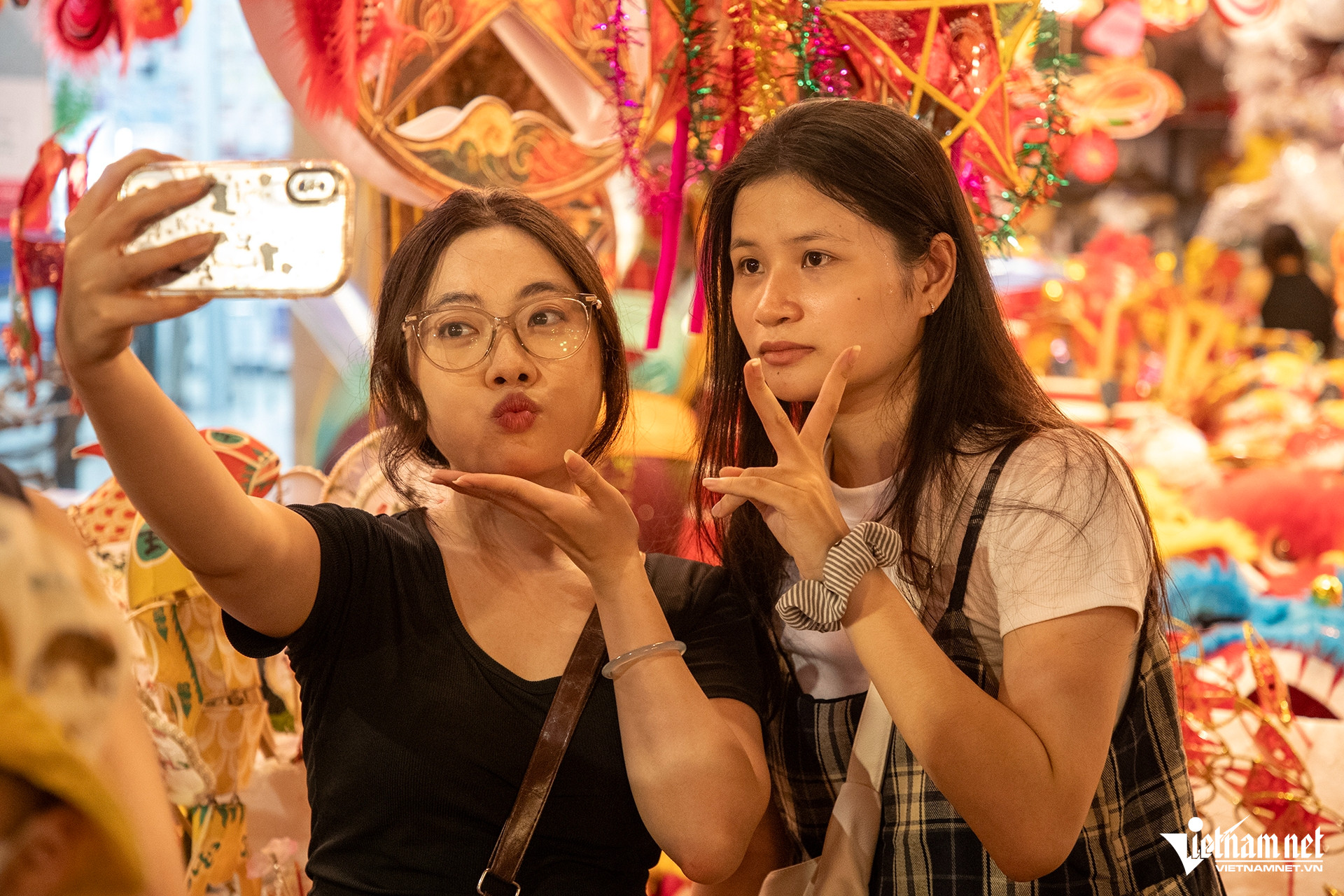 Nhiều bạn trẻ tìm đến phố Hàng Mã để chụp ảnh, lưu giữ những khoảnh khắc đẹp trong dịp trung thu.