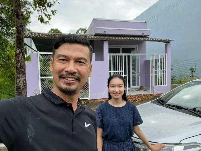 Tiết Cương tạo một mảnh vườn nhỏ, trồng các loại cây như mía, ổi, đu đủ. Anh thấy thoải mái, bình yên và nhịp sống không nhiều thay đổi so với trước kia, gọi vui đây là “cuộc sống nông dân” mà mình hằng mong ước. Căn nhà nhỏ của vợ chồng anh ở Long An khá đặc biệt khi nó được phủ một màu tím mộng mơ. a classTextlinkBaiviet hrefhttps://eva.vn/Phụ Nữ/a Mới thông tin.