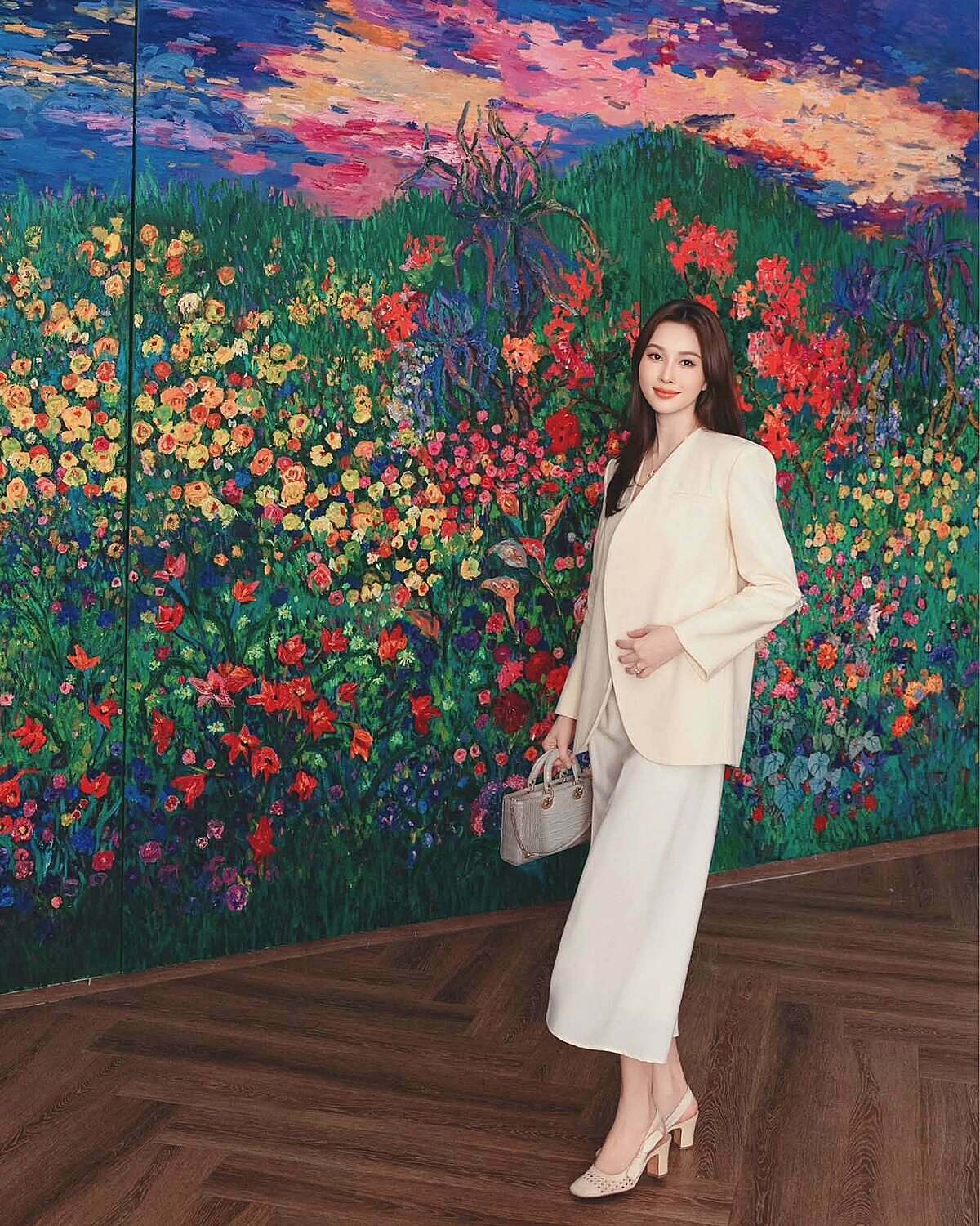 Hôm 20/9, Hoa hậu Việt Nam 2012 đến buổi bế mạc triển lãm tranh đầu tay Những mùa hoa trong ký ức của nhà thiết kế Đỗ Mạnh Cường tại TP HCM.