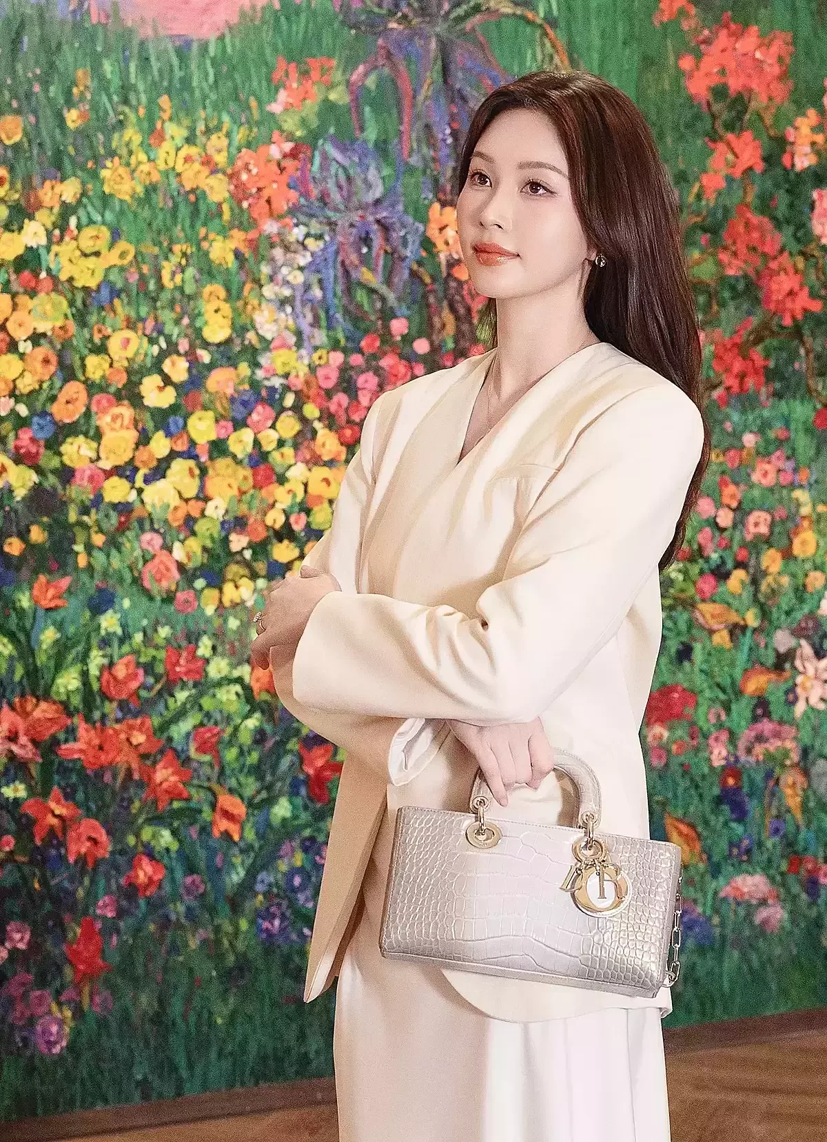 Cô chọn trang phục màu kem tối giản, xách túi Lady D-Joy bằng da cá sấu hơn 15.000 USD. Ở tuổi 35, Đặng Thu Thảo được khán giả khen vẫn giữ nhan sắc như thời mới đăng quang.