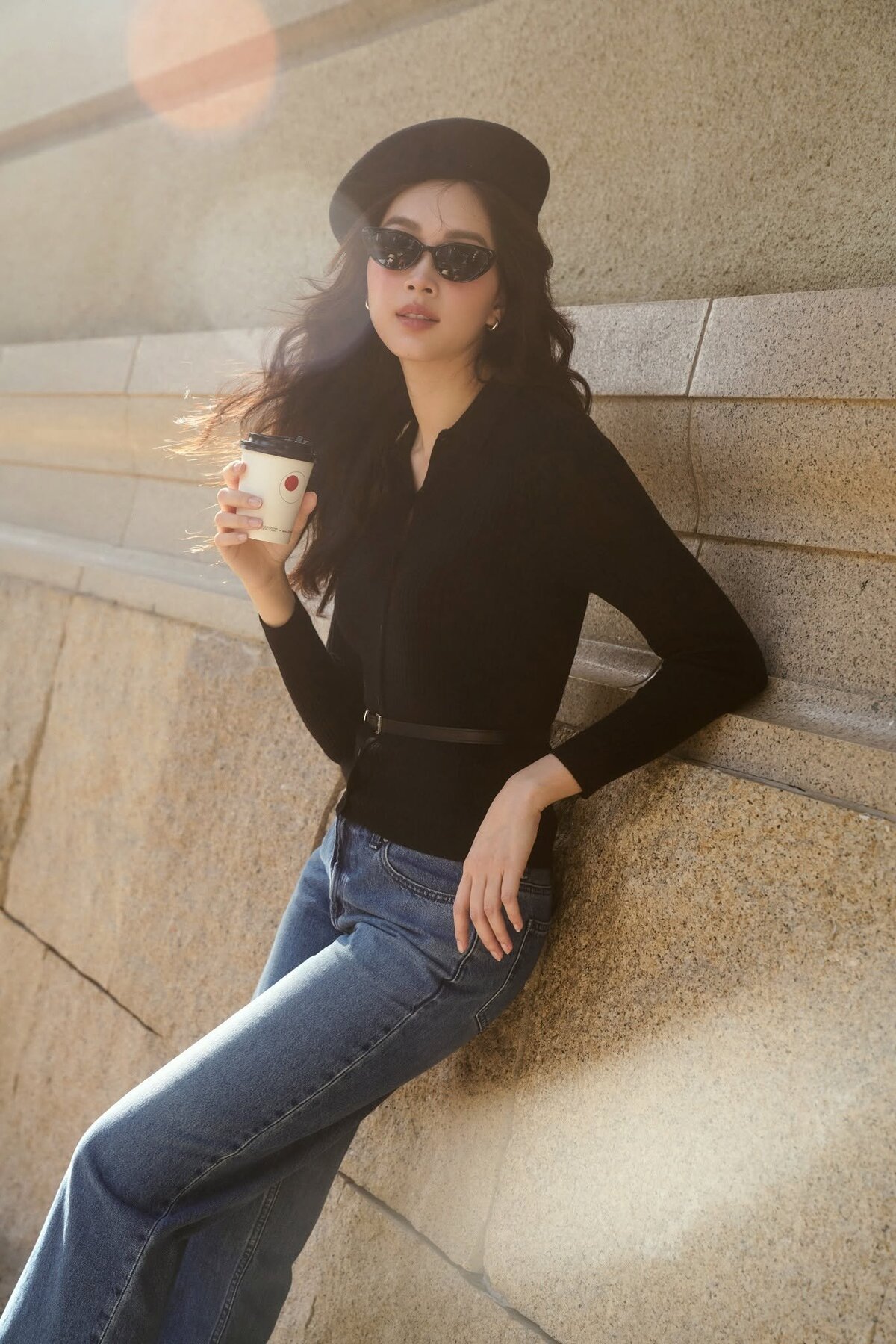 Người đẹp tôn chân bằng quần jeans ống loe nhẹ, phối cardigan và mũ nồi mang cảm hứng thời trang thập niên 1970.