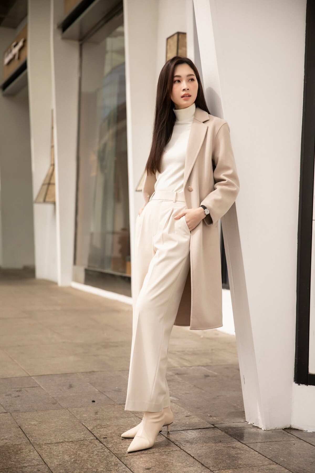 Phong cách dạo phố của Đặng Thu Thảo theo hướng tối giản bằng cả bộ màu kem. Để tạo vẻ thon thả, cô sử dụng bốt mũi nhọn thay vì mũi tròn hoặc vuông cổ điển.