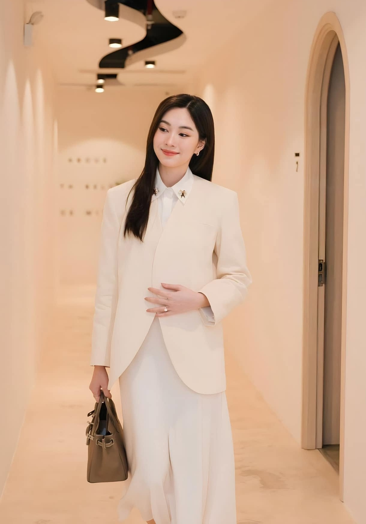 Trước đó, cô từng mặc váy và blazer này tại một sự kiện năm 2023. Khi ấy, người đẹp phối trang phục cùng túi Birkin của Hermes.