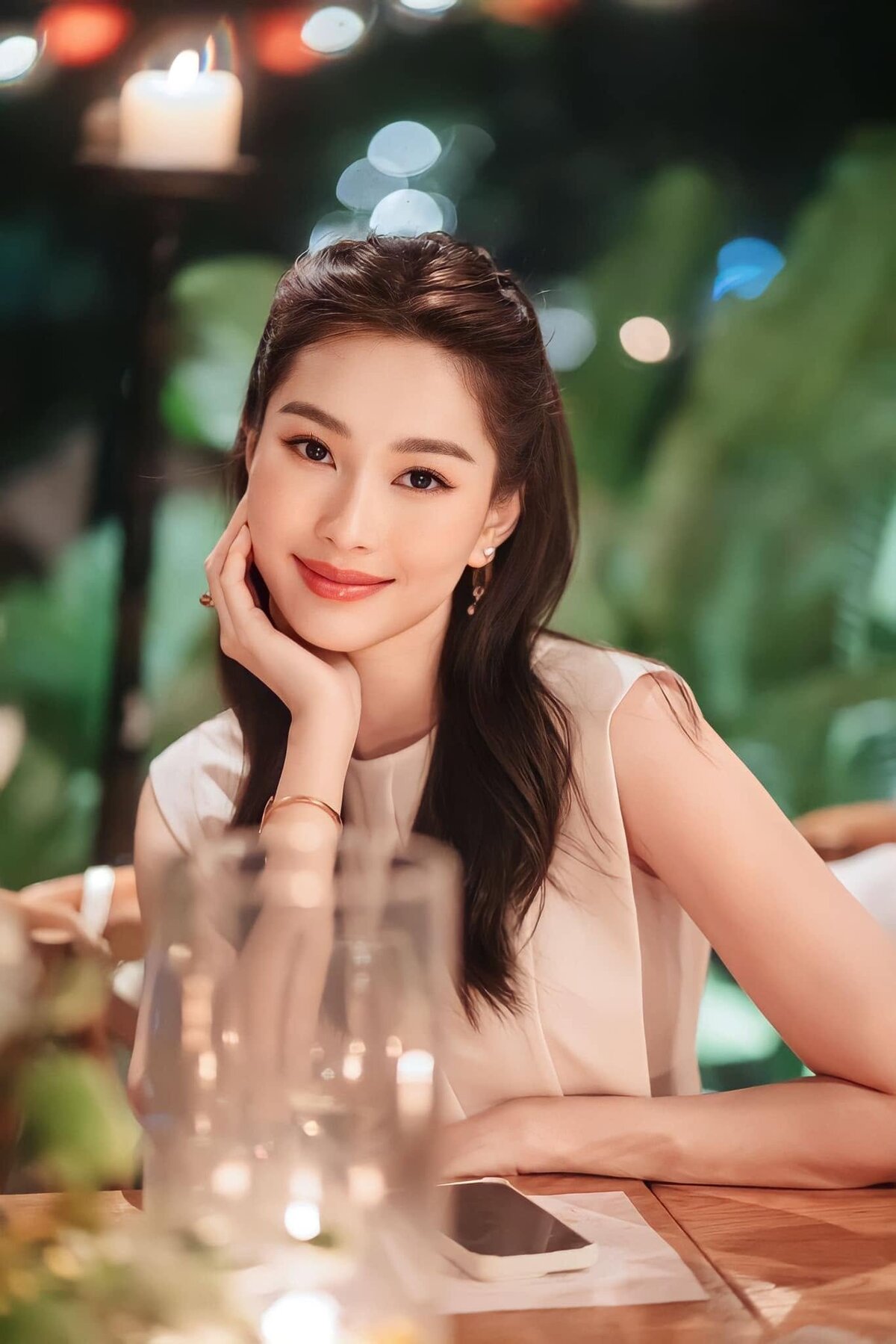 Đến dự tiệc sinh nhật Hà Kiều Anh năm 2023, Thu Thảo chọn váy màu be với điểm nhấn thắt lưng bản lớn.
