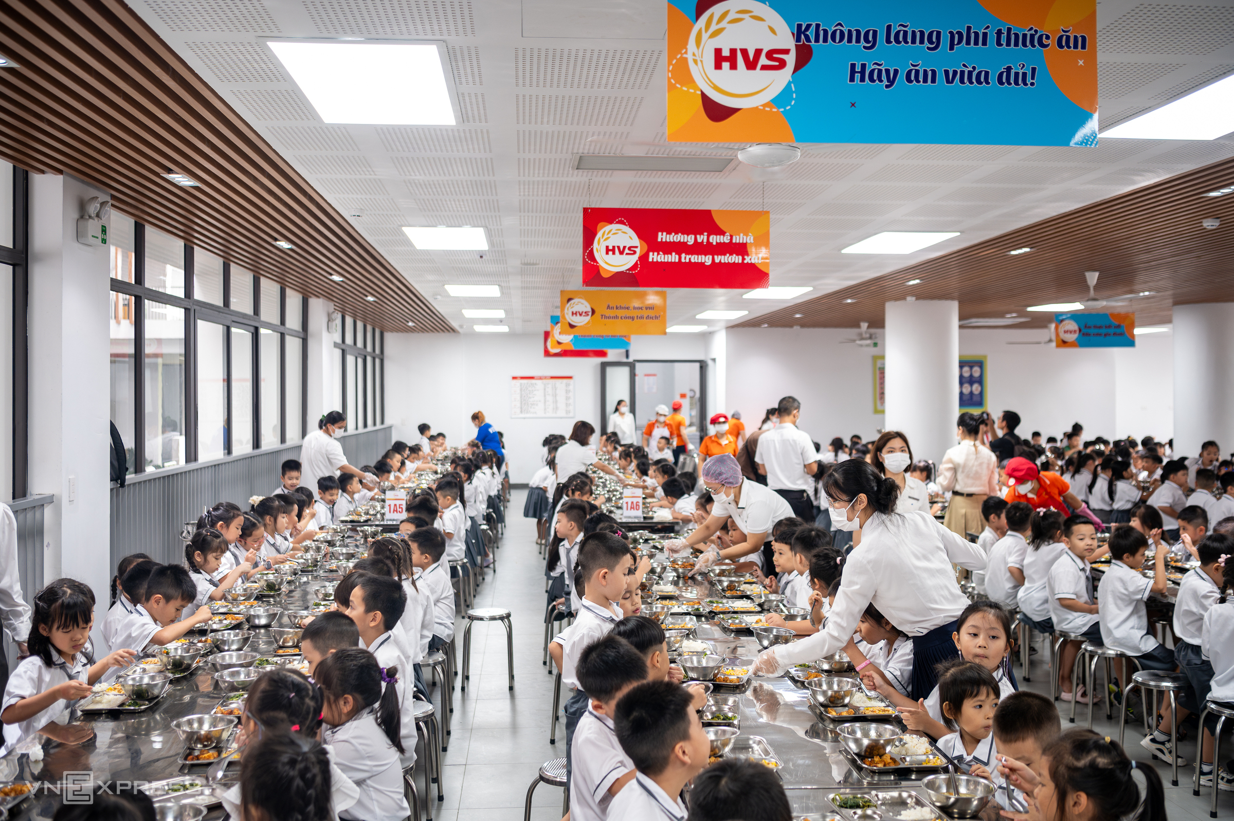 Bữa ăn bán trú tại trường Tiểu học Chu Văn An, phường Việt Hưng, Hà Nội, tháng 9/2026. Ảnh: Thế Bằng
