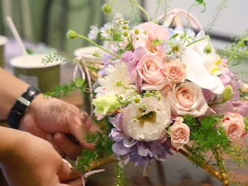 Lồng đèn hoa tươi ‘gây sốt’, giới trẻ thích thú tự tay làm đón Trung thu