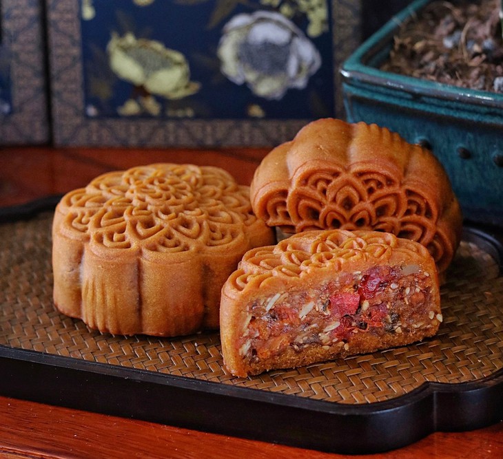 Để thưởng thức bánh ngon miệng mà vẫn phù hợp với sức khỏe, nên quan tâm đến uy tín của nhà sản xuất, thành phần, khối lượng và hàm lượng năng lượng của bánh. Ảnh: Minh Hoa