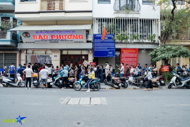 Xếp hàng từ 5h30 chờ mua bánh Trung thu amp;#34;hotamp;#34; ở Hà Nội - 1