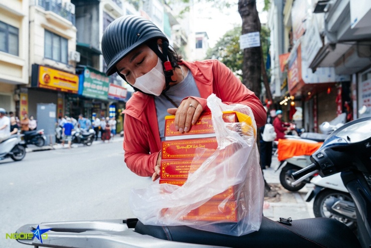 Xếp hàng từ 5h30 chờ mua bánh Trung thu amp;#34;hotamp;#34; ở Hà Nội - 3