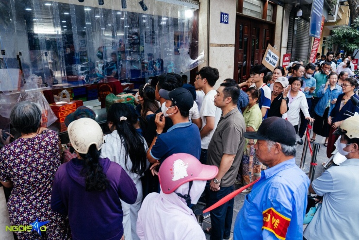 Xếp hàng từ 5h30 chờ mua bánh Trung thu amp;#34;hotamp;#34; ở Hà Nội - 2