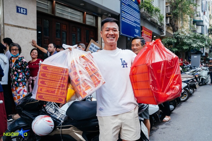 Xếp hàng từ 5h30 chờ mua bánh Trung thu amp;#34;hotamp;#34; ở Hà Nội - 6