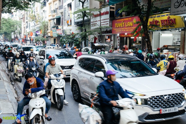 Xếp hàng từ 5h30 chờ mua bánh Trung thu amp;#34;hotamp;#34; ở Hà Nội - 13