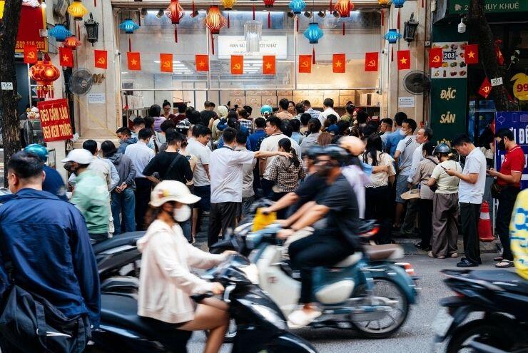 Xếp hàng từ 5h30 chờ mua bánh Trung thu amp;#34;hotamp;#34; ở Hà Nội - 12