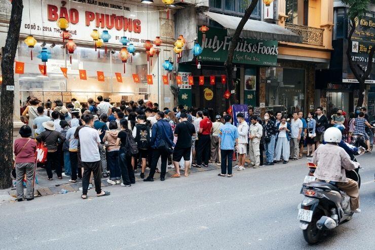 Xếp hàng từ 5h30 chờ mua bánh Trung thu amp;#34;hotamp;#34; ở Hà Nội - 11