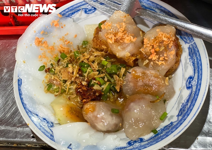 Một đĩa ngũ vị với đầy đủ các loại bánh đặc sản của Huế như bèo, nậm, lọc, ram ít mà bà Hồ Thị Diệu Huyền (tiểu thương chợ Bến Ngự, TP Huế) chỉ bán từ 10.000 - 20.000 đồng.